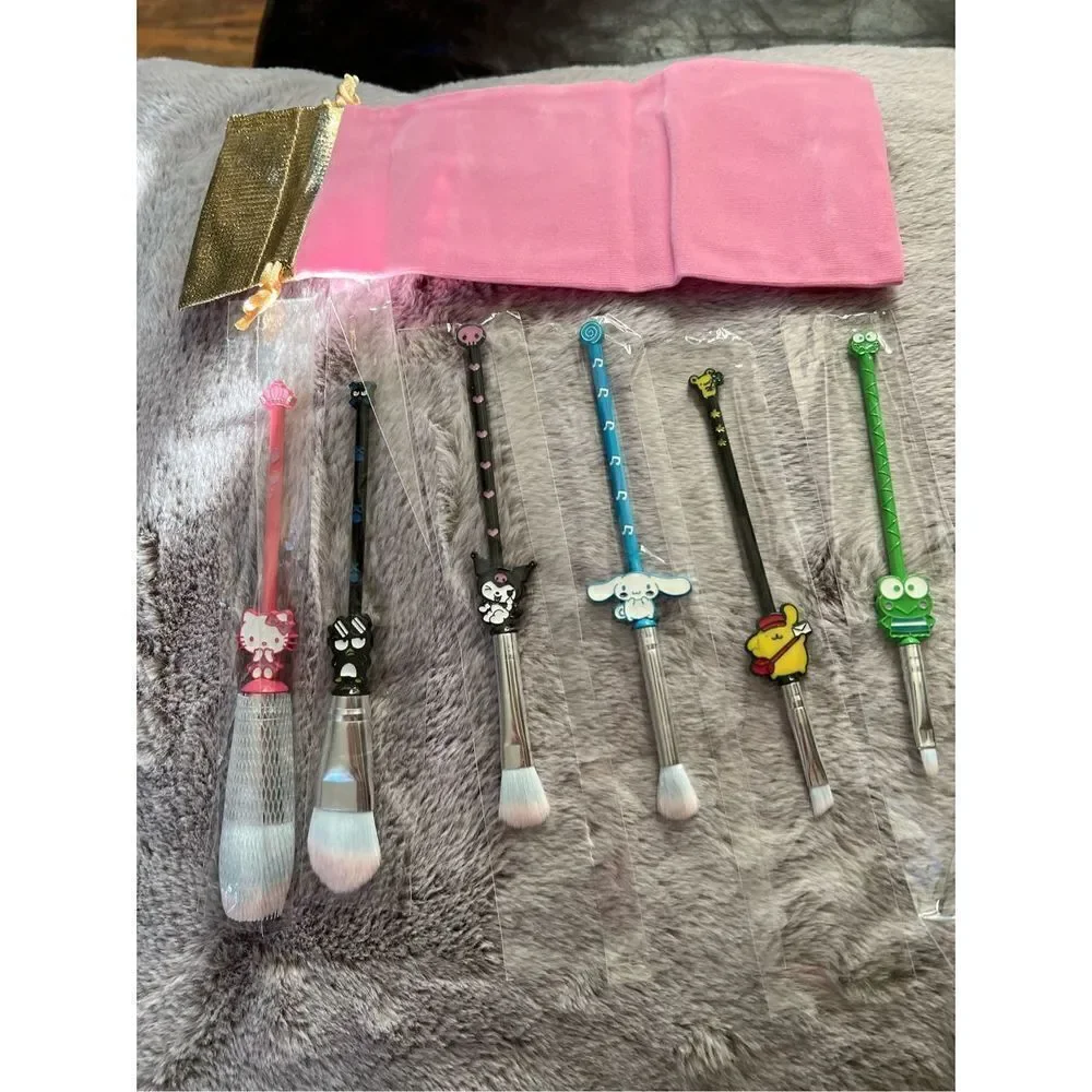1 LEFT! Hello Kitty 6 Piece Makeup Brush Set w/ Bag